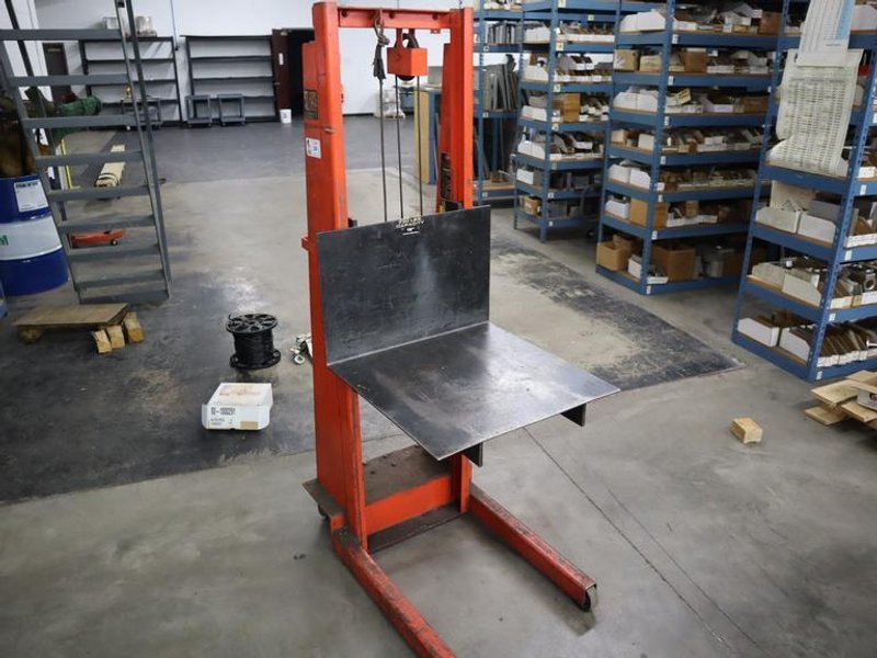Economy Model MV-54 Rolling Manual Die Lift Cart, 750 lb Capacity, 18" Load Center, 54" Max Lift Height- Auction Item