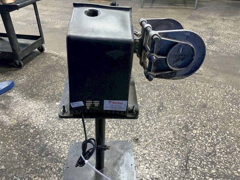 RED DEVIL EQUIPMENT CO. 1-GAL CAN PAINT SHAKER  -  5400