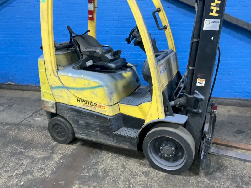 HYSTER 4800 LBS PROPANE FORKLIFT  -  S50FT