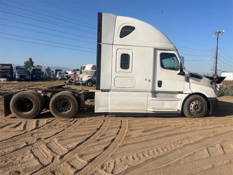 2020 Freightliner CA126SLP - Cascadia  3AKJHHDR2LSLR4945