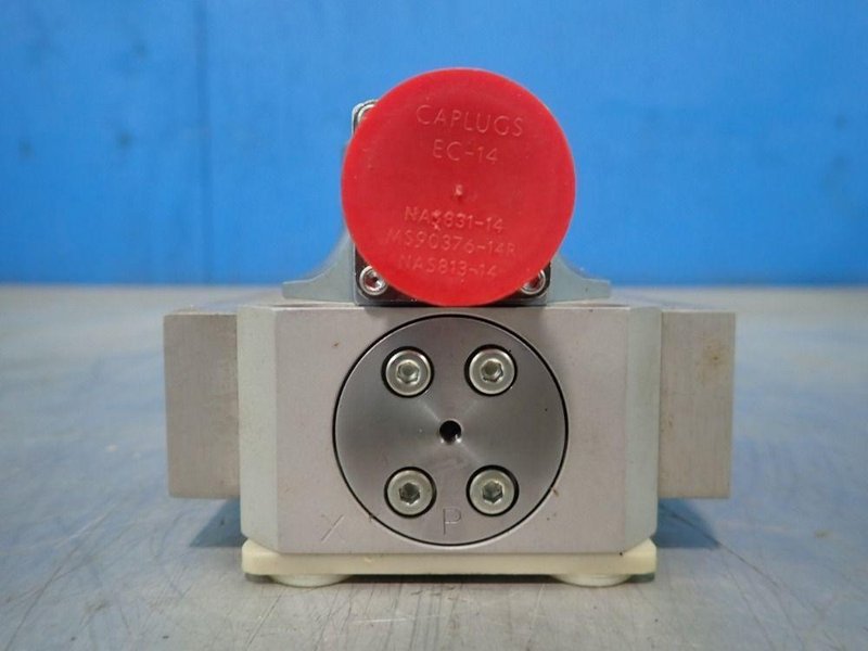 MOOG ELECTRO-HYDRAULIC SERVO VALVE   -  G761-3004