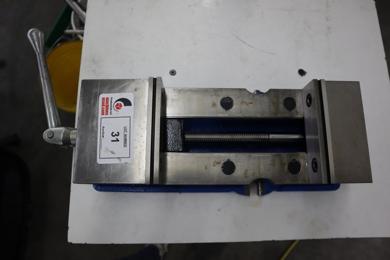 Kurt DX6 6" Machine Vise with Steel Jaws and Handle- Auction Item