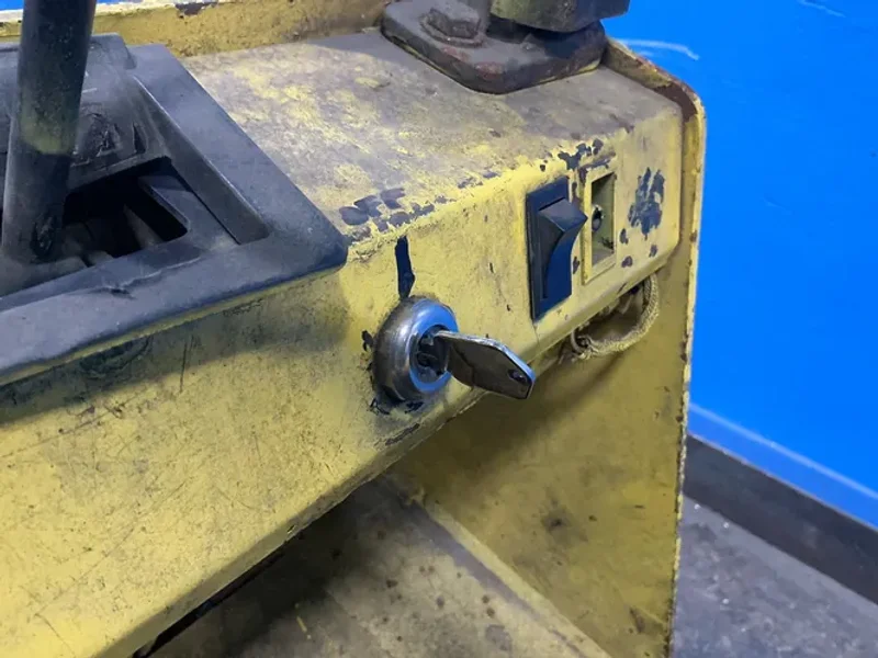 HYSTER 5600 LBS PROPANE FORKLIFT  -  S60XL