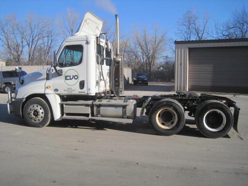 2010 Freightliner Cascadia Day Cab Semi Truck