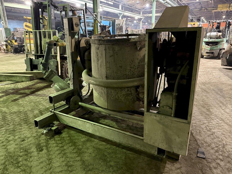 Lindberg model 61-mnp-400-g 400# gas fired motorized nose pour furnace with gas system and blower and controls