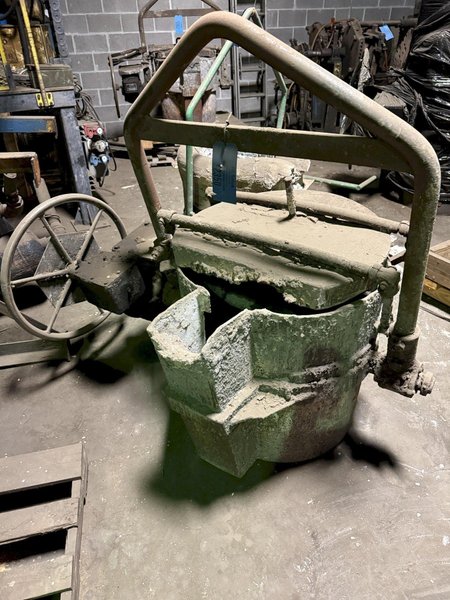 MODERN LIP POUR LADLE 27" X 27"  GEARED TYPE C GEAR BOX