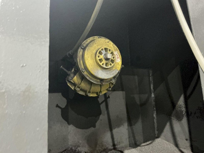 5 CU FT X 15 HP WHEELABRATOR TUMBLAST RUBBER BELT SHOT BLAST CABINET: YOBRO #25013