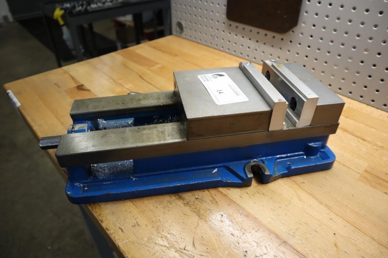 Kurt D688 6&quot; Machine Vise, Handle, Aluminum Jaws- Auction Item