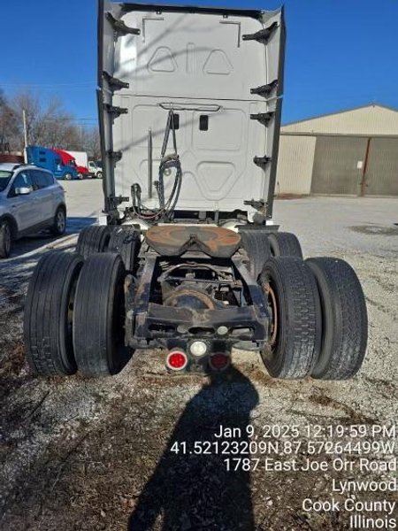 Freightliner Cascadia 125 Sleeper Truck – 2015