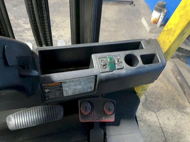 HYSTER 5800 LBS ELECTRIC FORKLIFT   -  E60XN-33