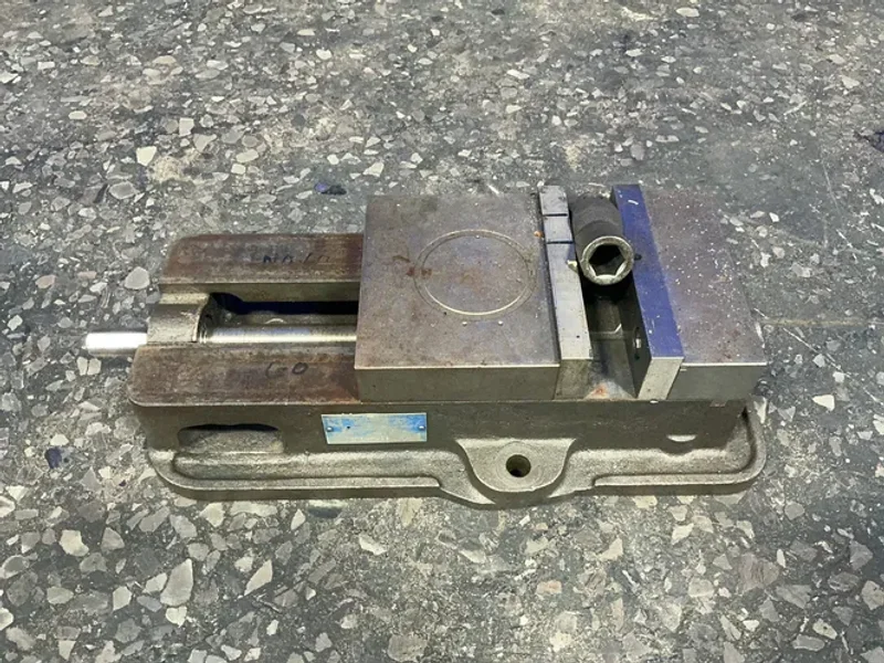 KURT MFG. CO. 6” MACHINE VISE  -  D675-7428