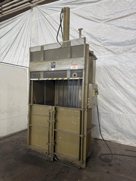 54&quot; X 40&quot; PIQUA SERIES 40 VERTICAL BALER. STOCK # 0131825