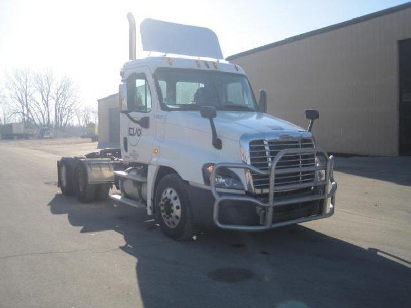 2010 Freightliner Cascadia Day Cab Semi Truck