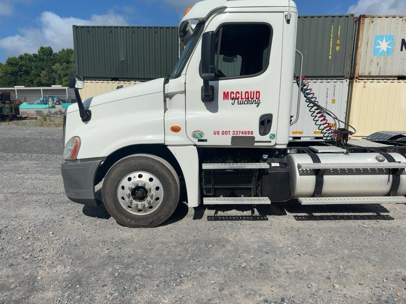 Freightliner Cascadia Day Cab Truck, 2012