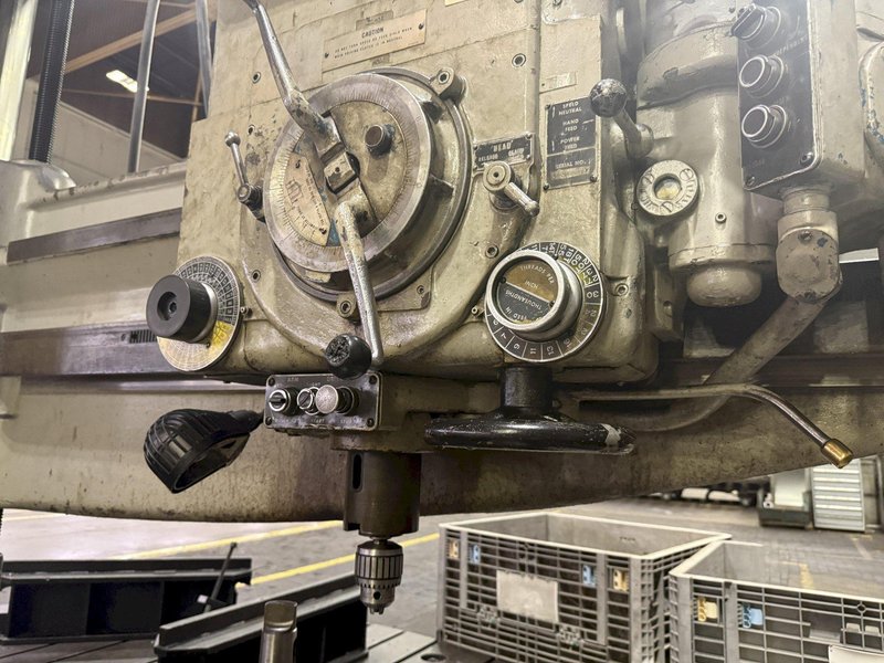 8&#039; ARM x 19&quot; GIDDINGS &amp; LEWIS MODEL #956-CHIPMASTER RADIAL ARM DRILL ON 360° T-SLOTTED BASE: STOCK #23544