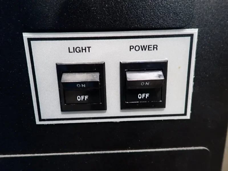 THERMOTRON 37 AMPS ENVIROMENTAL TEST CHAMBER  -  SM-27