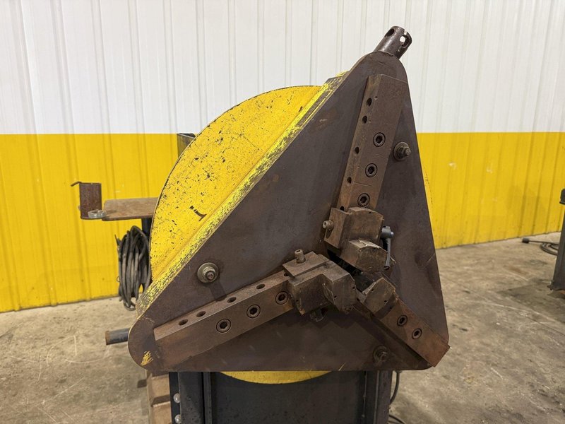 1,250 LB STINGER MODEL #P-1250 PIPE WELDING POSITIONER WITH 30" GRIPPER CHUCK: YOBRO #25216