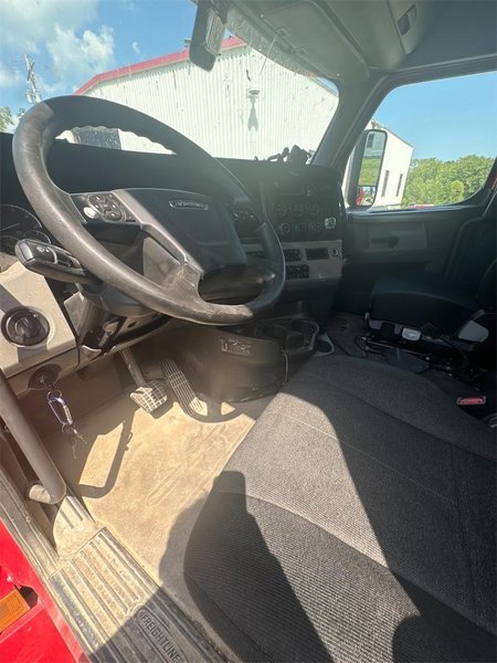 2020 Freightliner Cascadia 126 LC1675