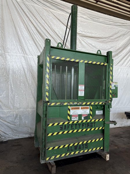 VERTICAL HYDRAULIC BALER. STOCK #0447725