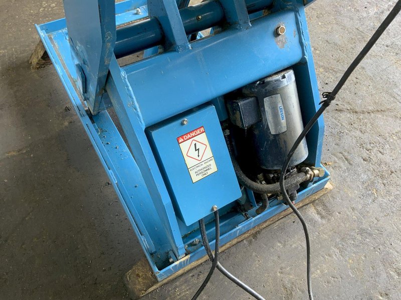 2500 LBS MAX LIFT ELECTRIC SCISSOR LIFT TABLE: STOCK #80992
