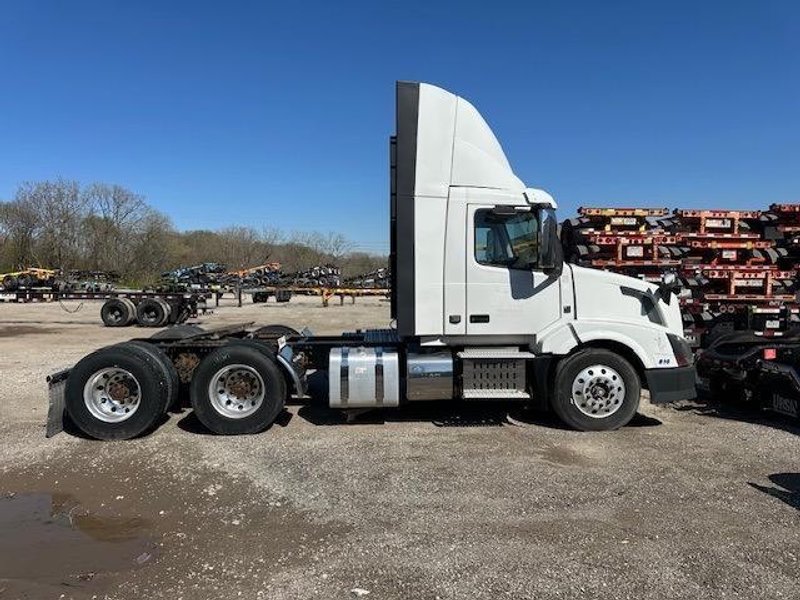 Volvo VNL Day Cab Semi Truck, 2015 – Volvo D13, I-Shift, Air Ride