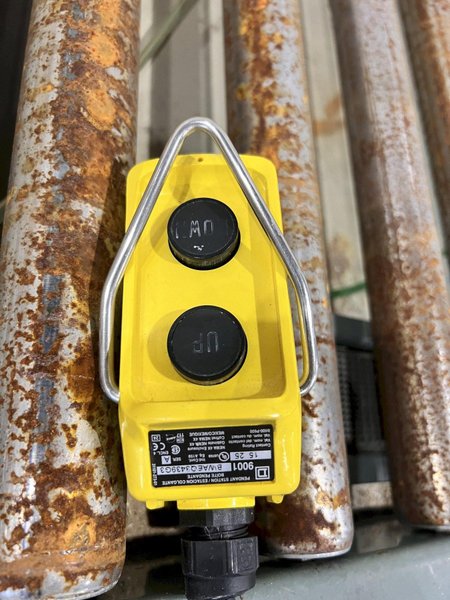 3500 LB X 60" X 36" SOUTHWORTH MODEL #4428610 HYDRAULIC SCISSOR LIFT TABLE WITH ROLLER TOP: STOCK #20935