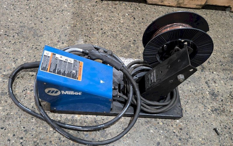 MILLER 70 SERIES WIRE FEEDER WITH GUN USED