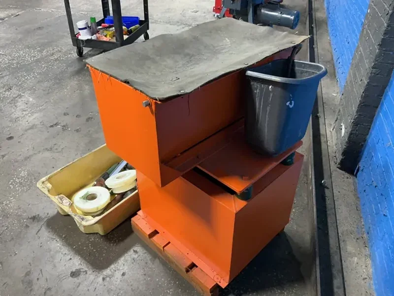 C &amp; M CLEANING SYSTEMS VIBRATORY FINISHING MACHINE   -  300