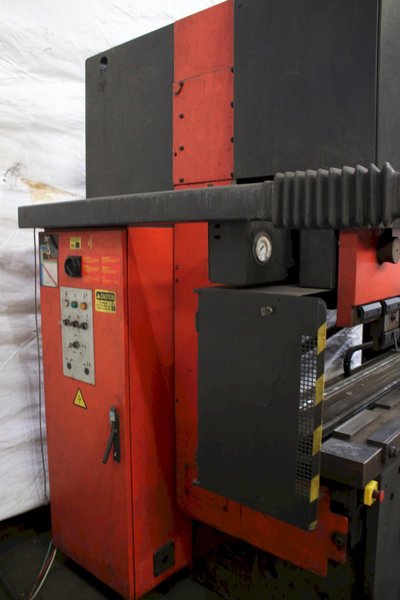 190 TON X 13'6" AMADA HYDRAULIC PRESS BRAKE: STOCK #76238