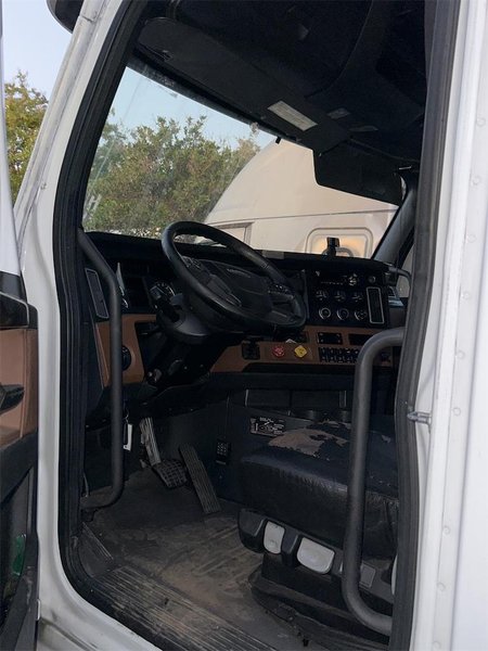 2019 Freightliner Cascadia 1FUJHHDR5KLKM7237