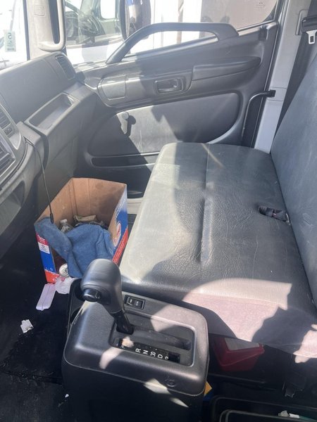 2020 Hino 268 Box Truck – 26′ Dry Van, Cummins B6.7 Diesel, Allison Automatic, Air Brake, Liftgate