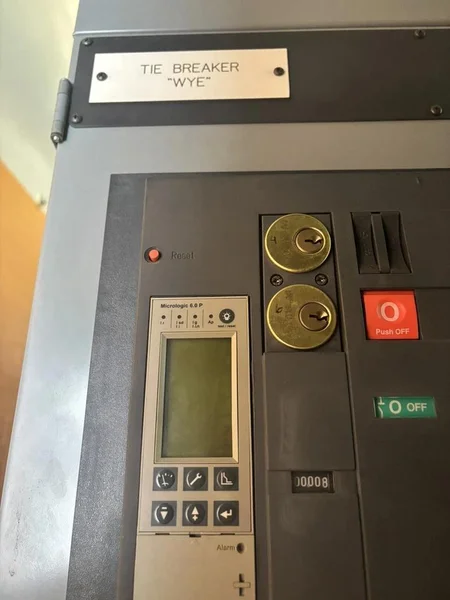 Square D 1600 Amp 2200v 700v 50ka Delta Wye Main Breaker Switchgear