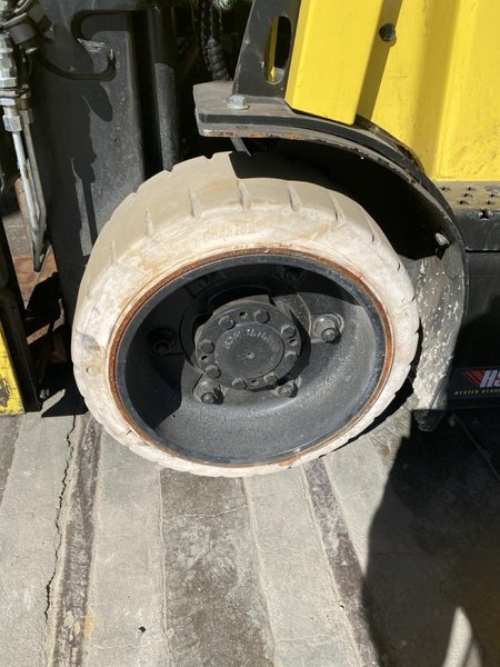 Hyster E70XN Electric Cushion Tire Forklift, 2020 – 7,000 lb Capacity, AC Drive, Sit-Down Rider