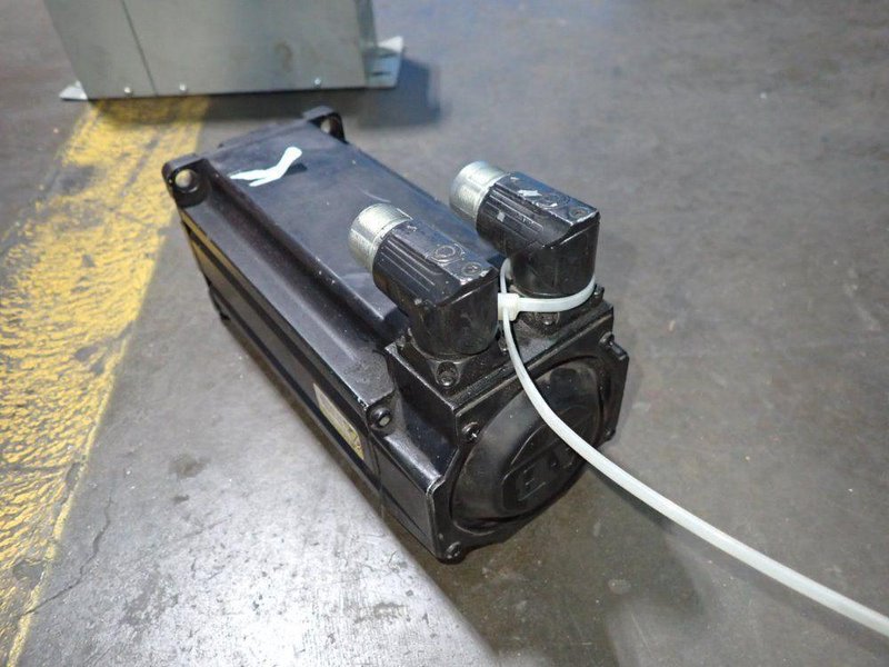 ALLEN BRADLEY 3 KW SERVO MOTOR  -  MPL-B430P-MJ74AA