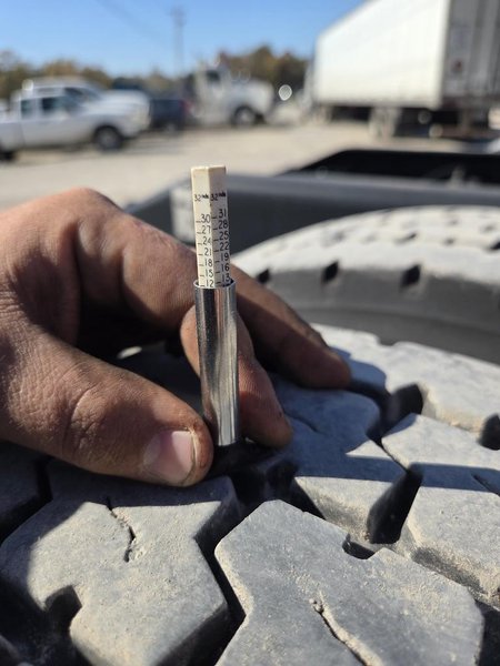 PETERBILT 567 - Trucks