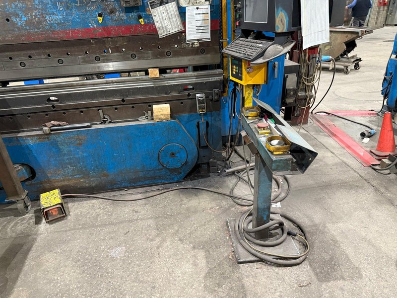 230 TON X 14' CINCINNATI 230AFX12 AUTOFORM HYDRAULIC PRESS BRAKE WITH CONVERSATIONAL CONTROL. STOCK # 0112226