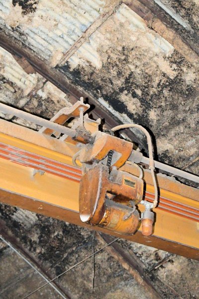 3 TON CAPACITY OVERHEAD BRIDGE CRANE W/ 2-TON COFFING CHAIN HOIST: YOBRO #24130