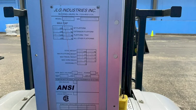 JLG INDUSTRIES 400 LBS VERTICAL MAST LIFT  -  20MSP