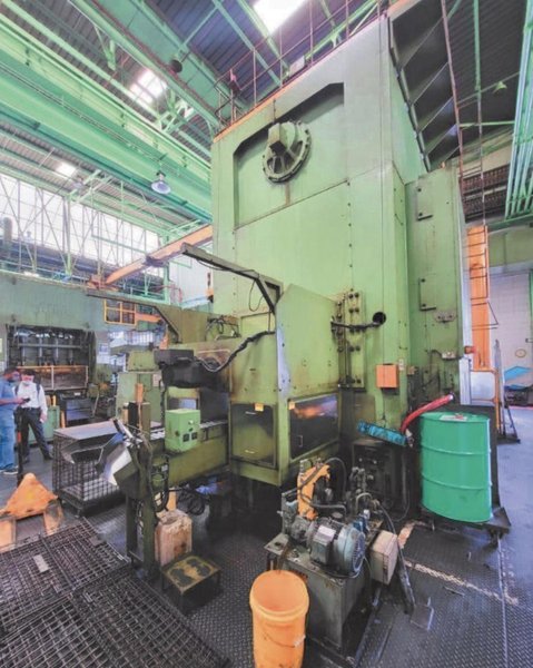 500 Ton Komatsu Transfer Press, Model E2T500-38M, 19&quot; STR, 33&quot; Die Height, 6&quot; ADJ, 81&quot; x 55&quot; BA, 10-30 SPM Vari, 4 Stage Trans, Cushions