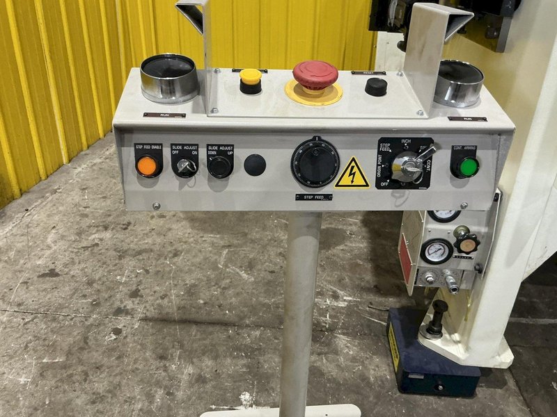 88 TON AIDA MODEL #DSF-N1-800 GAP FRAME SERVEPRO SERVO PRESS 6.3” STROKE 2015 : YOBRO #25100