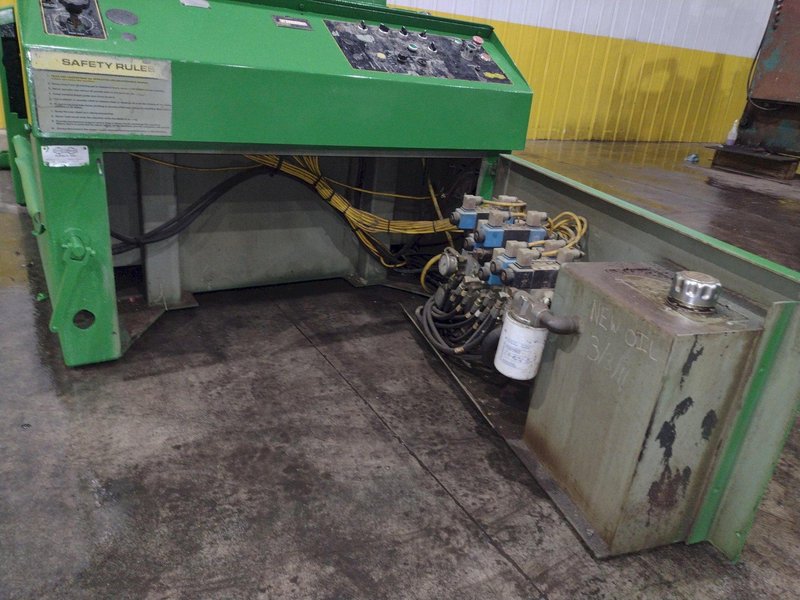 18" X 20" HYD-MECH MODEL V18 SERIES II VERTICAL BAND SAW: STOCK #24965