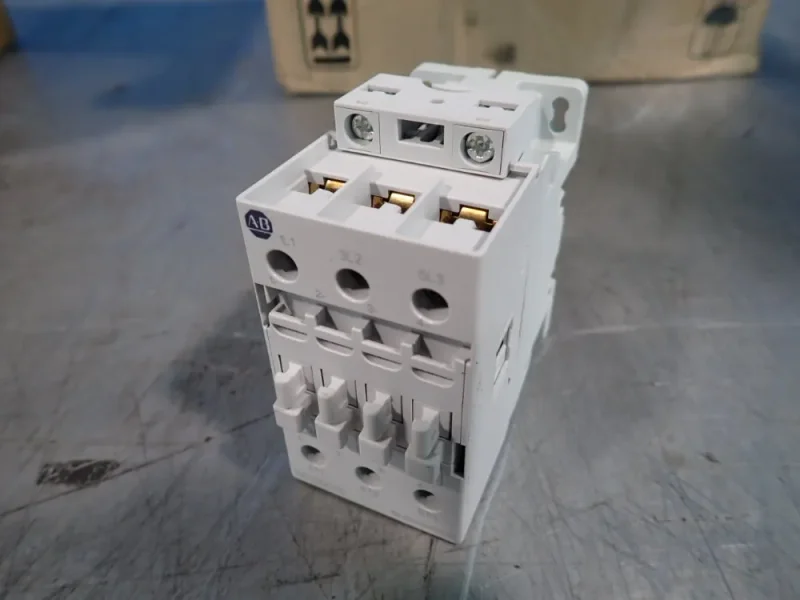 ALLEN-BRADLEY CONTACTOR  -  100-E26KD00