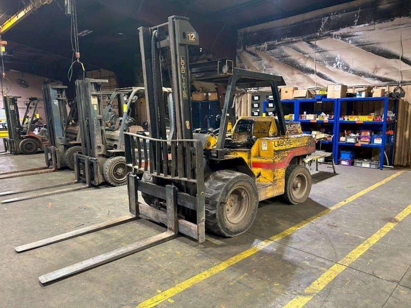 6,000 LBS LOAD LIFTER LABORER BIG TIRE / OFF ROAD LP GAS FORKLIFT: YOBRO #24566