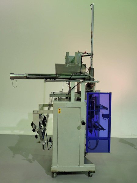 Audion Elektro AVM 200 Vertical Bagging Machine, 2002 – Includes Inclined Out Feed Conveyor