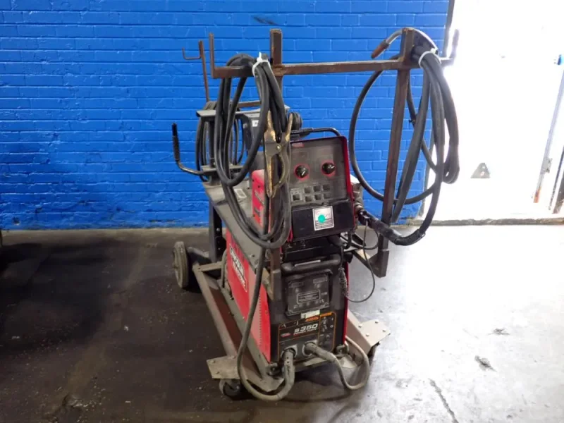 LINCOLN 350 A WELDER  -  POWER WAVE S350