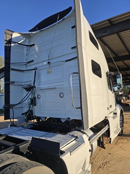 VOLVO VNL64T760 - Trucks