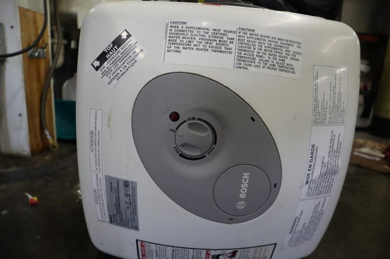 BOSCH Mini Electric Tank Water Heater: 7 gal, 120V, 1,440 W, Single Phase, 14.5 in x 17.5 in- Auction Item