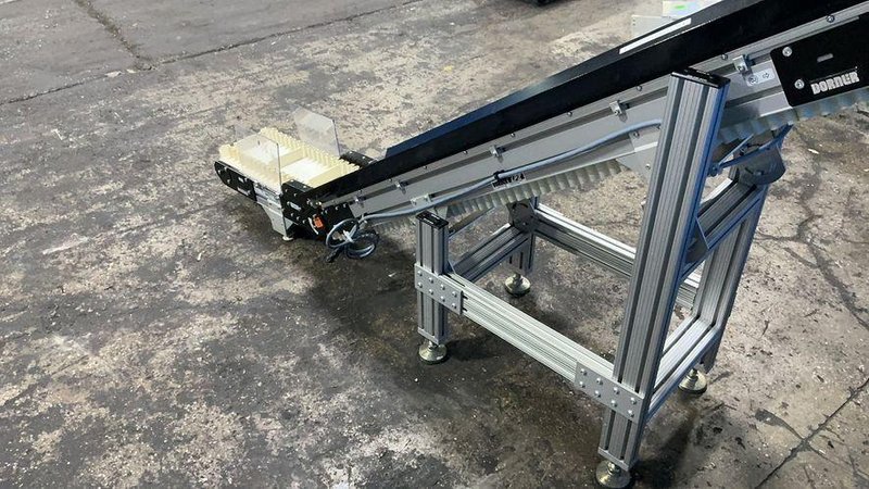 DORNER 10” W OF FLAT INCLINE BELT CONVEYOR  -  LPZ3210853