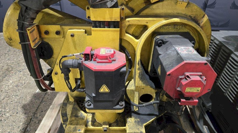 FANUC R-2000IB/210F + R30IB ROBOT ARM AND CONTROL CABINET USED