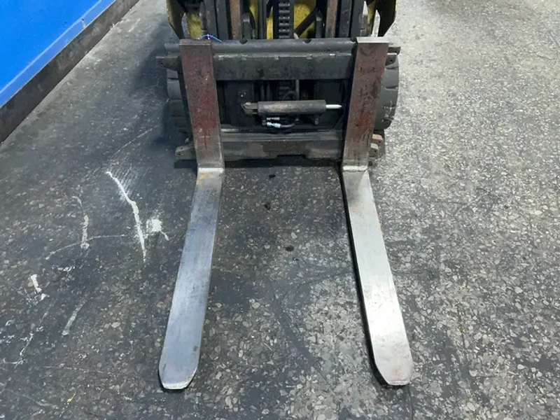 HYSTER 5600 LBS PROPANE FORKLIFT  -  S60XL
